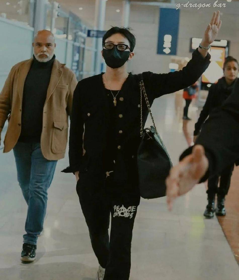 巴黎时装周,窦靖童王菲背影,权志龙身穿绿指甲女装亮相_女儿_明星