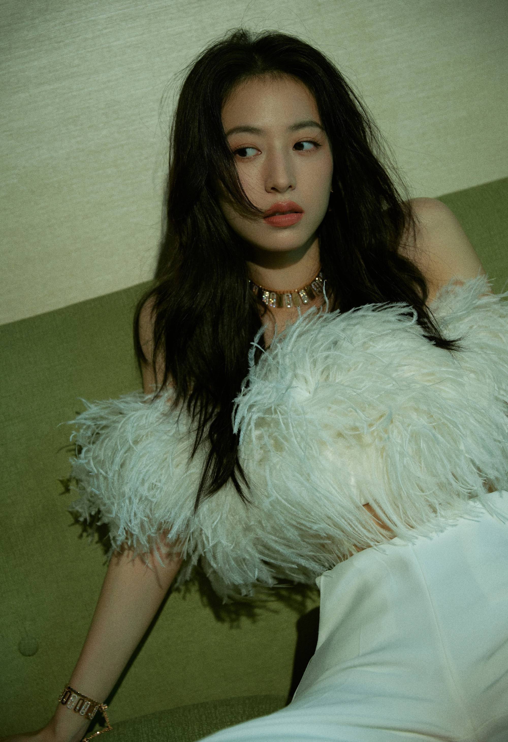 周雨彤灵感跳跃创意凝结充盈漫游时尚写真_魅力_风采_大片