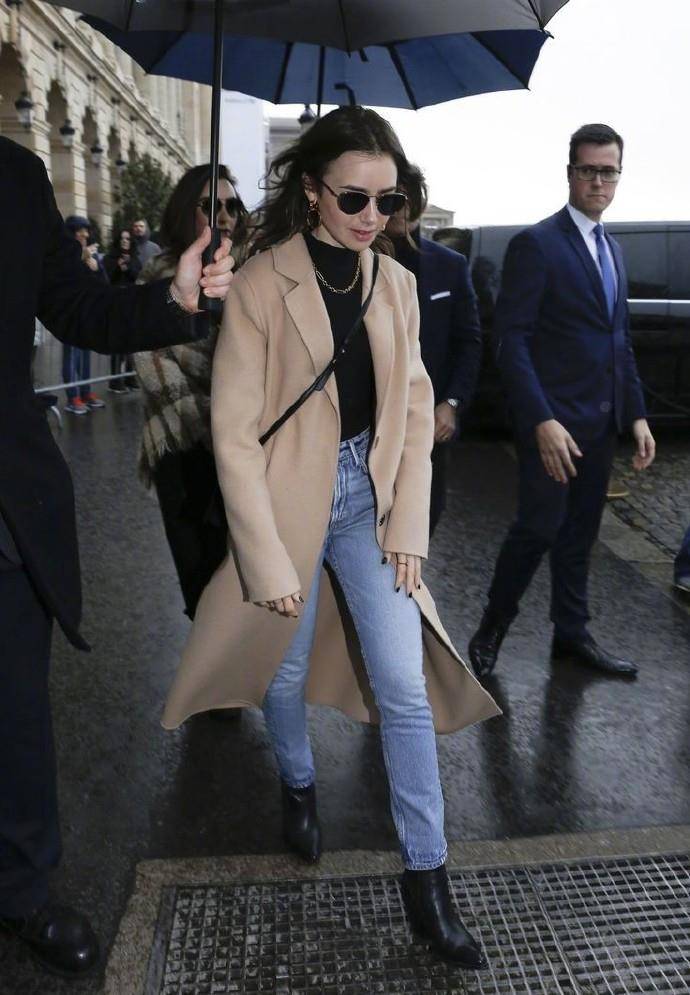 《艾米丽在巴黎》真的毁了,这才是她真实的穿搭,时尚又大方_外套_造型