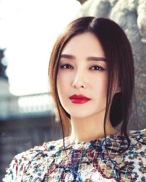 琼瑶阿姨只夸过两个人,一个是蒋勤勤,送了艺名水灵,就是曾经饰演