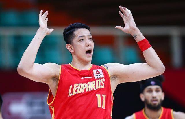 沈梓捷22 20,深圳惜败广厦!主裁闫军神奇吹罚引发球迷不满!