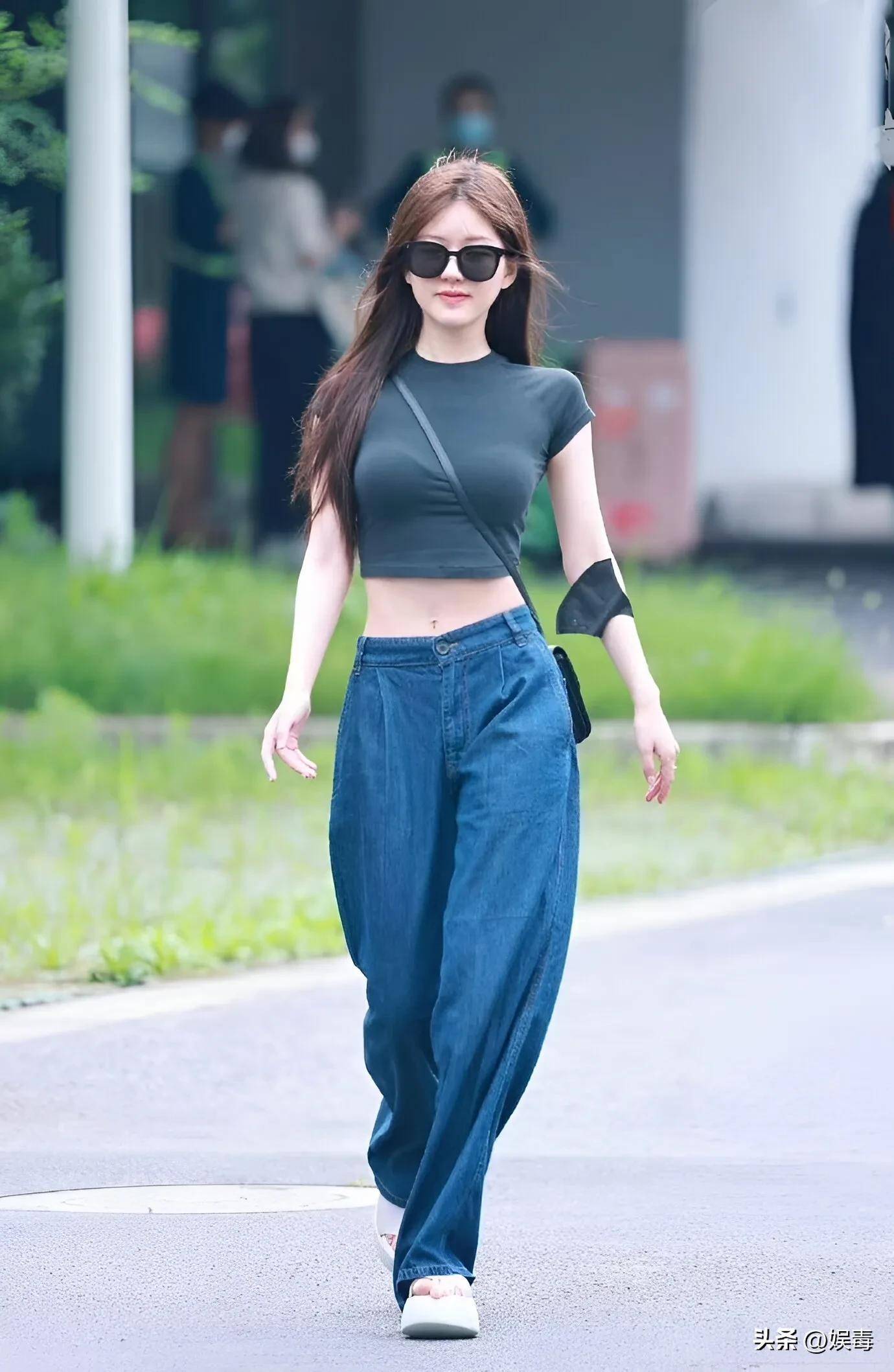 赵露思夏季穿搭秀a4腰和好身材_时尚_看法_女明星