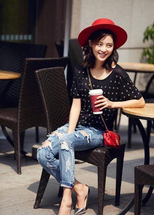 辛芷蕾真会玩,把"两块布条"当上衣穿,竟意外美出了新高度!