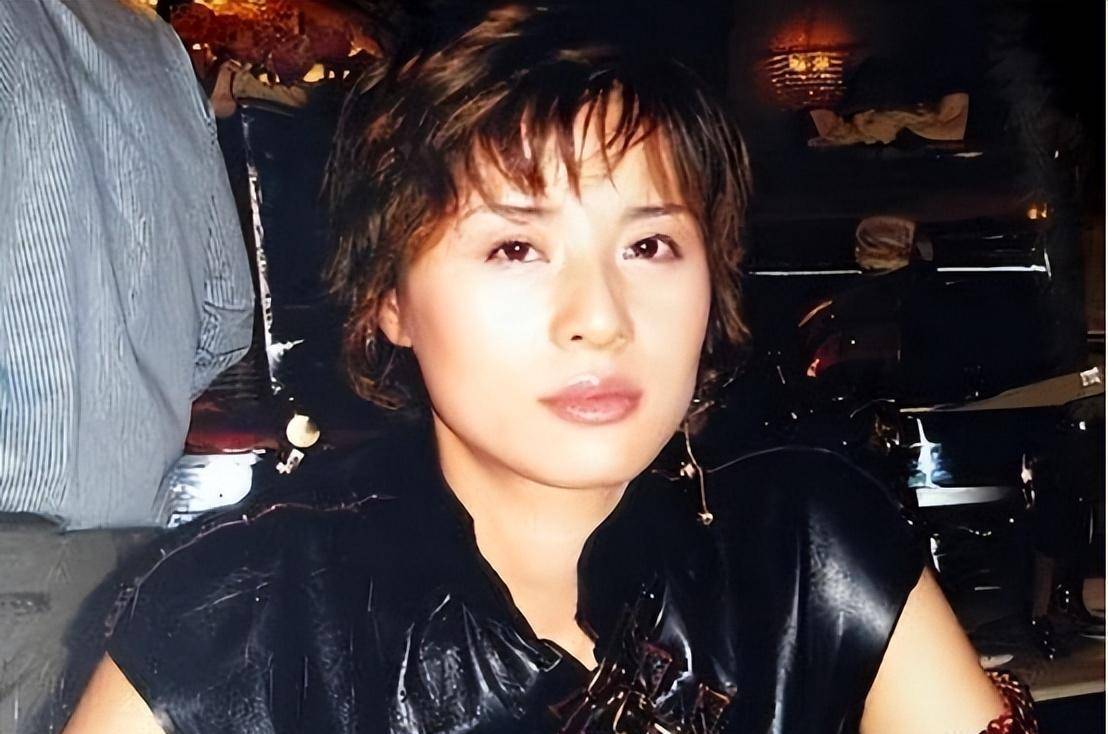 但顾春芳虽然喜欢钱,喜欢男人围着自己的转,但她很清楚,一旦成为某人