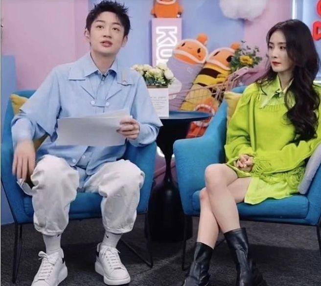 在主持人要公布抽奖名单的时候,杨幂让对方等一下,说是想看看这张截图