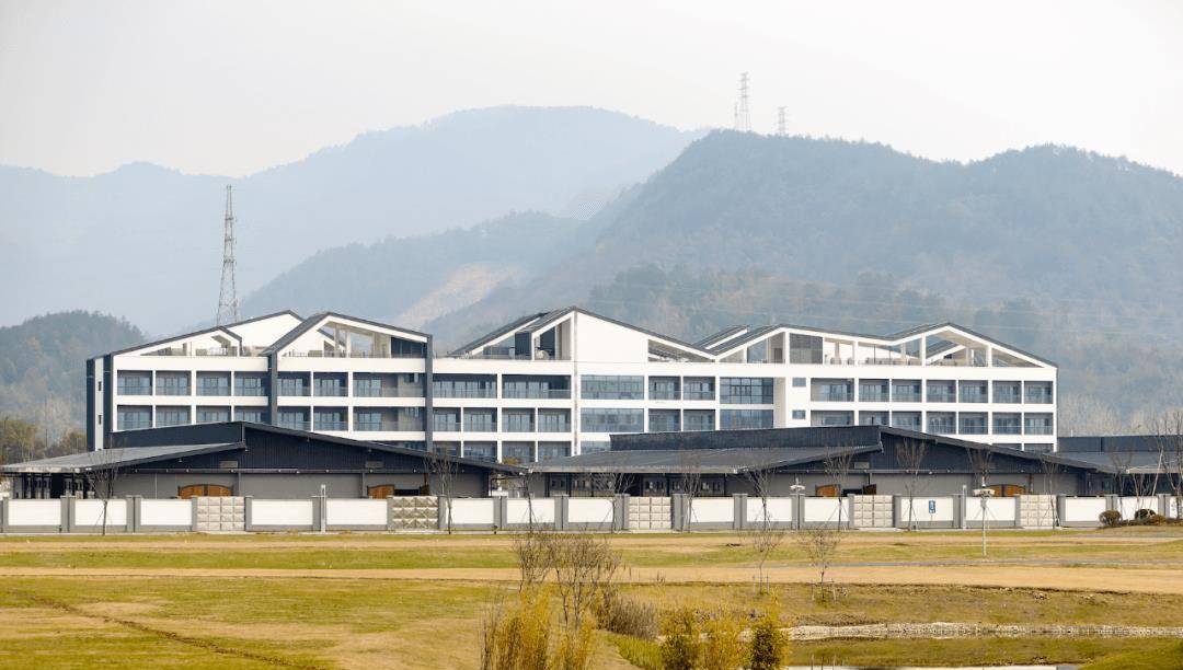 图为杭州亚运马术馆桐庐马术中心_草坪_场馆_马厩