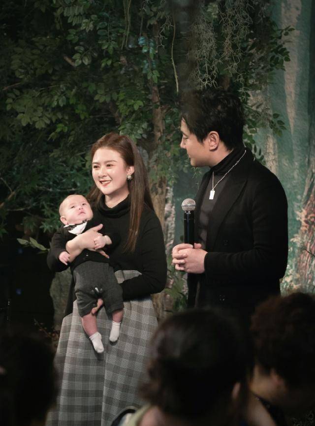 沈腾庆祝儿子诞辰100天,大方晒出正面照,一家3口温馨甜蜜!