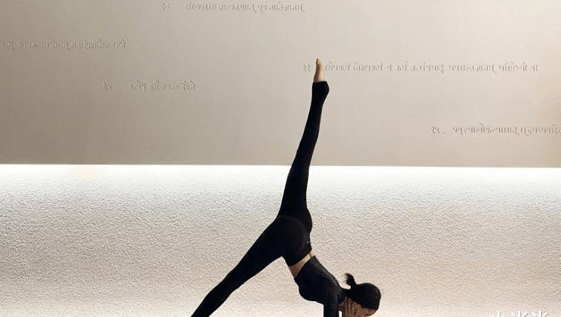 有种励志叫王子文练瑜伽,姿势越来越高级,"装备"越来越少!