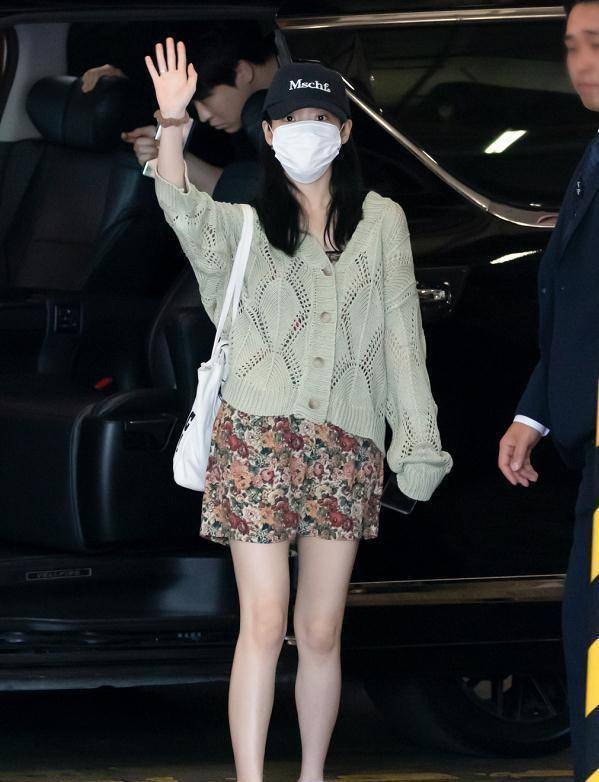 难怪李知恩不穿易显胖的白袜,当她换上后,原来上帝是公平的_造型_少女