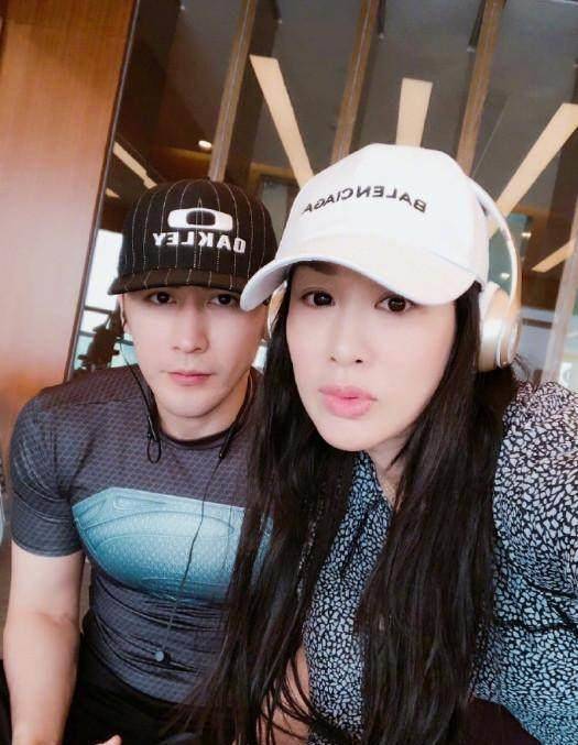 钟丽缇晒和张伦硕甜蜜合照贺结婚一周年夫妻俩很甜蜜_运动_老公_健身