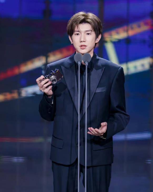 要求对六位公主进行不公正的对待,导致王源的一生肖像被曝光,遭到众人