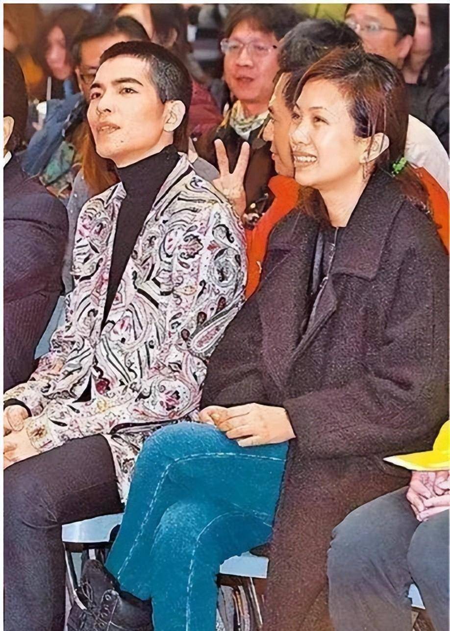 萧敬腾在求婚时,竟然称呼林有慧为妈妈?林有慧今年已经50岁啦!_音乐_