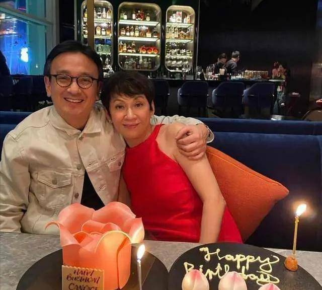 周润发前妻晒全家福,63岁余安安容颜依旧,与神秘男子举止引争议