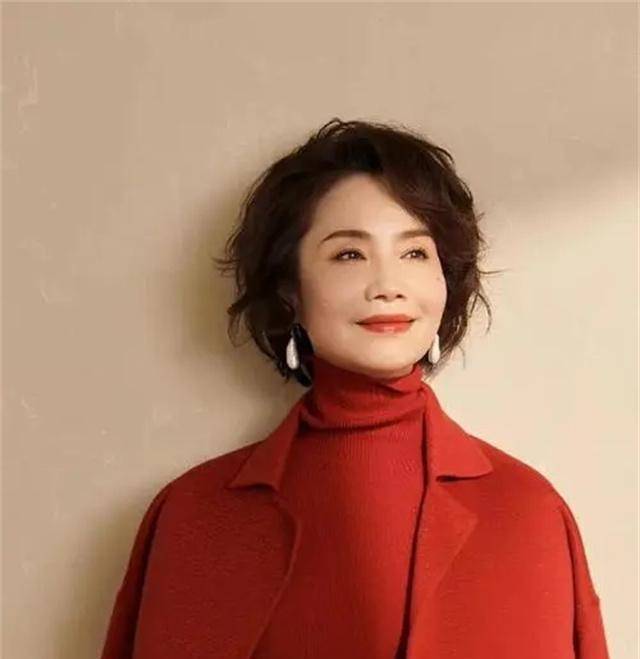 央视徐俐近照,皮肤黑却很优雅高贵,她说:我是丈夫的小可爱_工作_节目