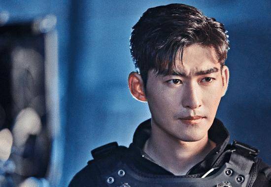 张翰参加活动近照流出,变老标志愈发明显_脸部_年纪_的表面