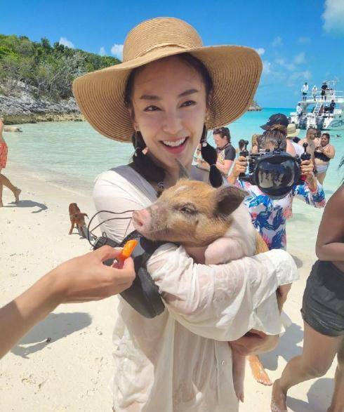 张雨绮带龙凤胎儿女逛街,男友张钱豪充当临时奶爸,一路贴心照顾