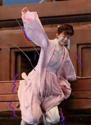 赵丽颖手指镜头甜笑,不会游泳还跳水,跳出了好多表情包?