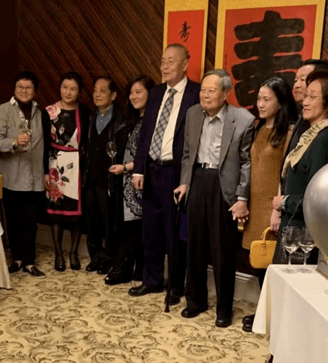 杨振宁跟好友聚会，翁帆素颜干净气质温柔，但脸终究是上了年纪！-杨振宁和翁帆的故事,是说什么的?