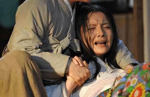 的年代,也只有热水这个廉价又普遍容易获取的东西,能在分娩的过程中