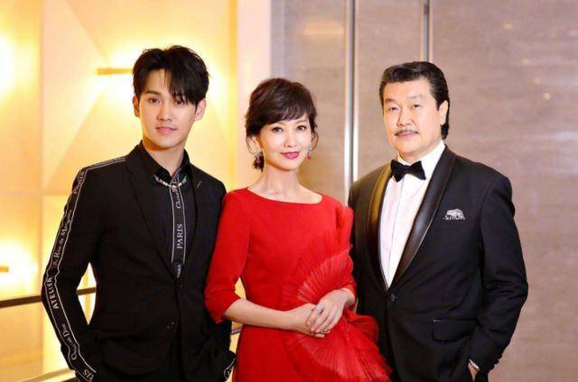 赵雅芝风光不如从前,32岁儿子怎么捧都没水花,网友:太溺爱_黄恺杰