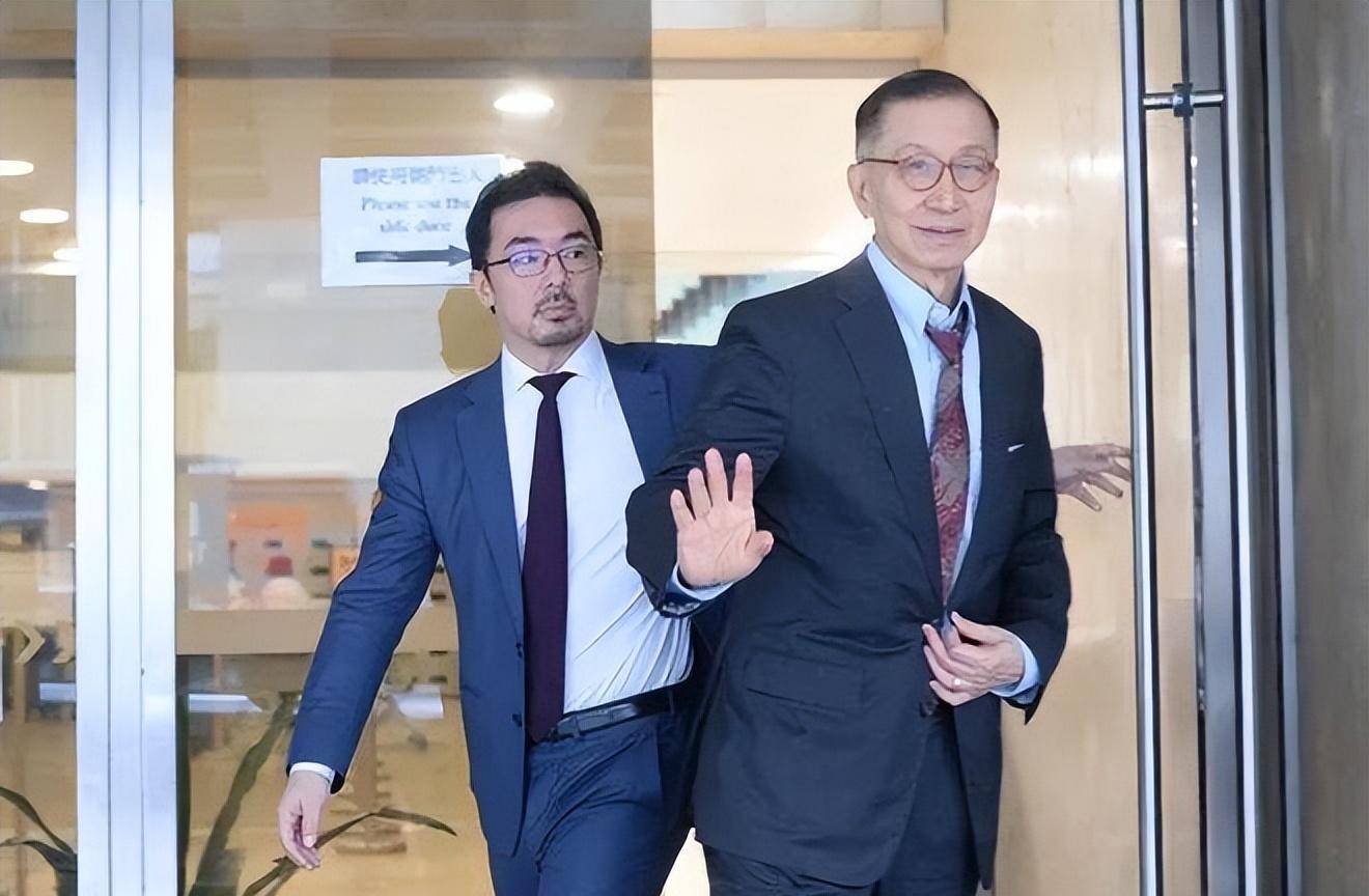 (图为罗嘉瑞与长子罗俊谦)此后一年多,罗嘉瑞一直通过散户股权收购等