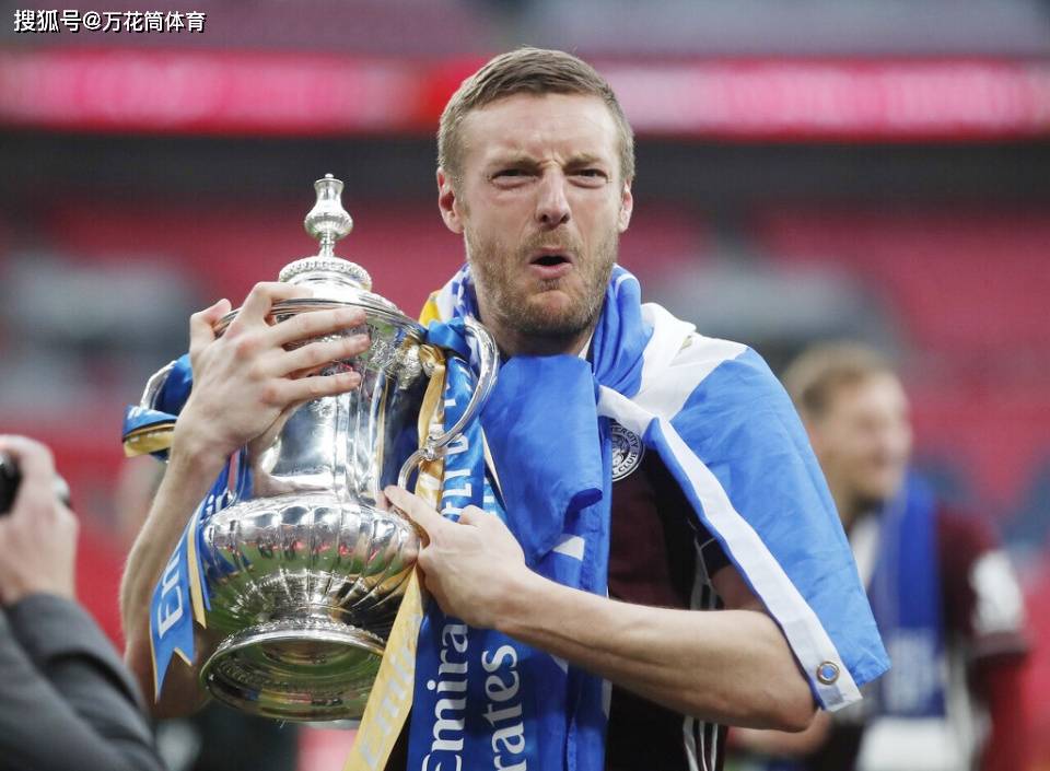 传奇队长瓦尔迪,他不仅率领球队夺得了英超冠军,还在此夺得了英超金靴
