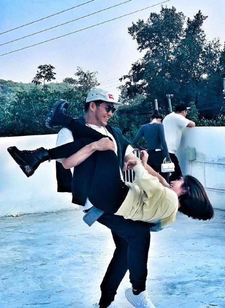 值得一提的是,赵奕欢男友李伯恩曾是歌手徐佳莹的前男友,据了解