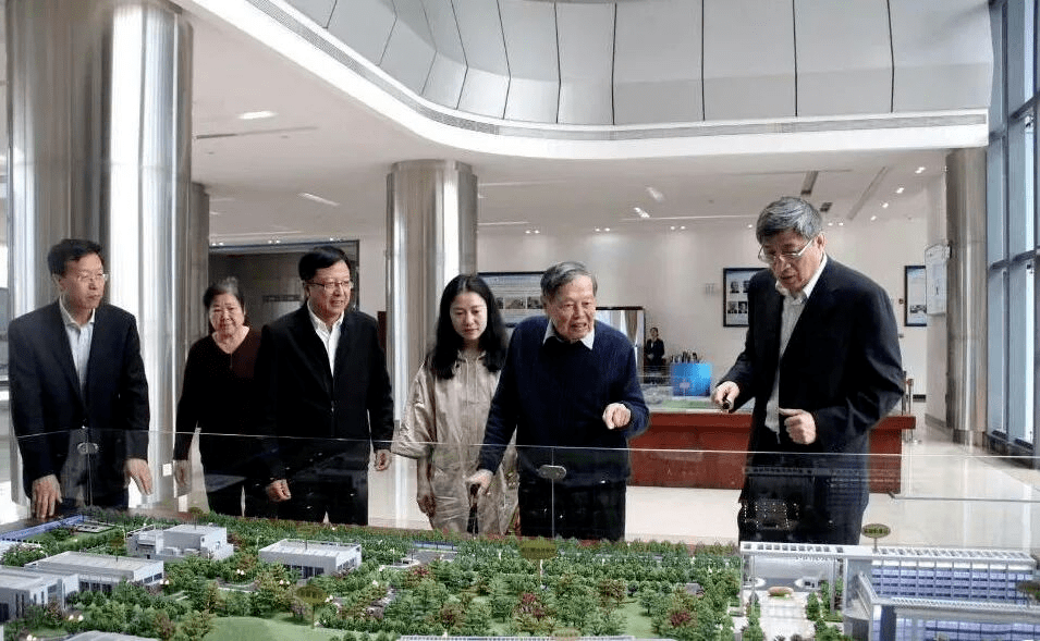 杨振宁跟好友聚会，翁帆素颜干净气质温柔，但脸终究是上了年纪！-杨振宁和翁帆的故事,是说什么的?