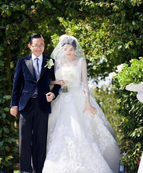 张若昀唐艺昕婚礼照为伴郎p图太过,看到郭麒麟的腿,笑喷了_照片_朋友