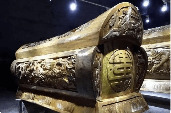 阴沉金丝楠木棺材亮相成都 价值多少钱?_乌木_商家_皇木阁