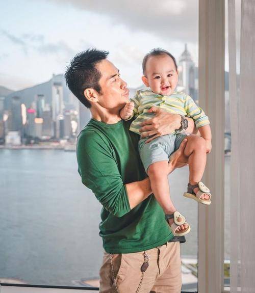 郑嘉颖晒全家福照片,小儿子超高颜值抢镜,一家四口幸福满满_孩子