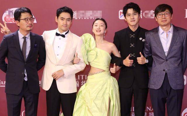 本片也有袁弘参与主演,但周冬雨本来就很有灵性,与小刘昊然搭档的刘