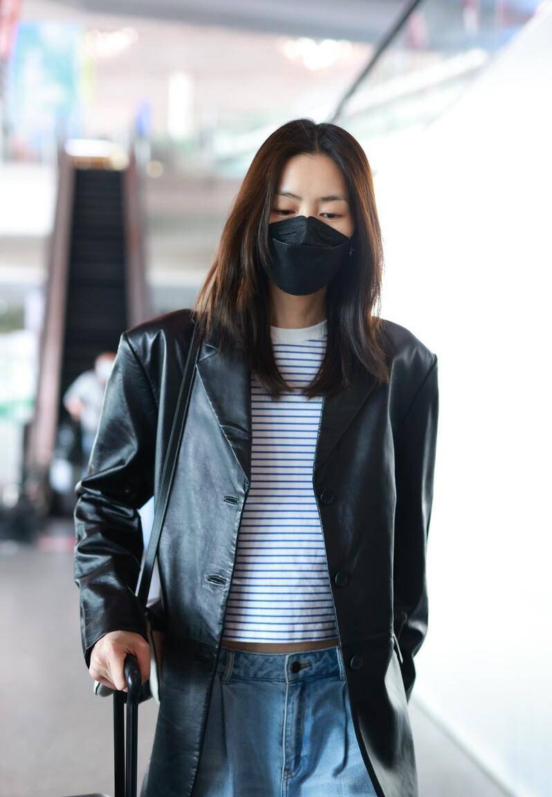 刘雯身穿黑色皮衣 白蓝条纹t恤尽显休闲风情!_时尚_气质_风格