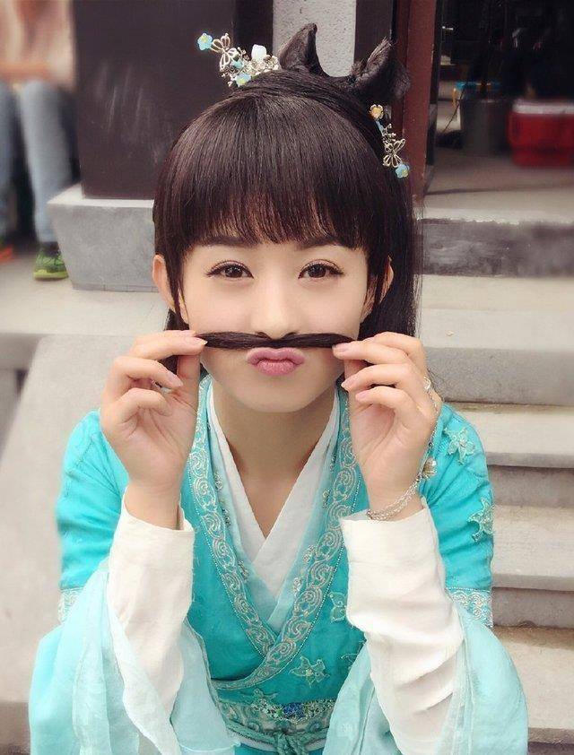 赵丽颖手指镜头甜笑,不会游泳还跳水,跳出了好多表情包?