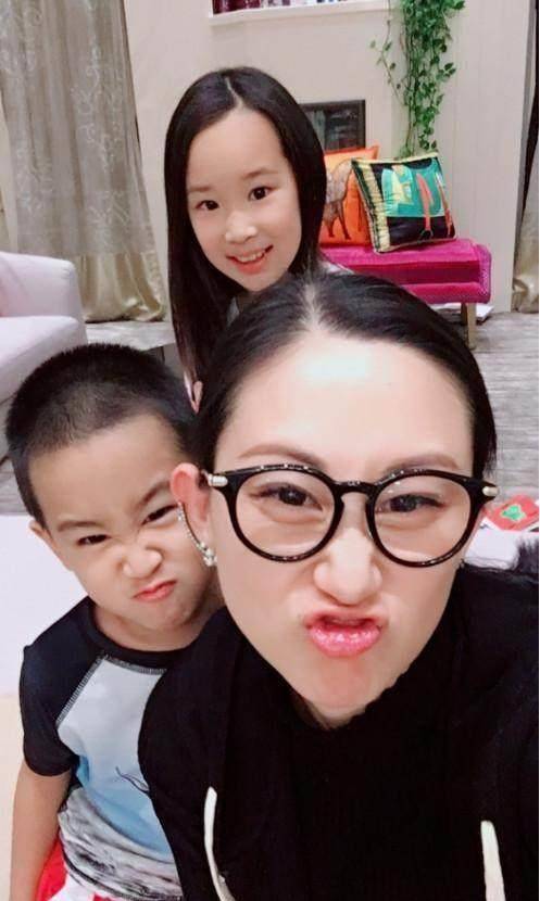 张丹露睡前和子女开心合照赵文卓一家真的很温馨_女儿_孩子_儿子