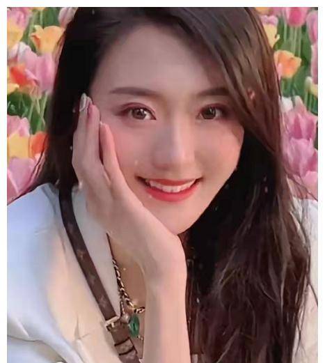 闫学晶儿媳妇富贵出街,穿露脐装秀出白美腰肢,一身行头超6万_徐梦迪