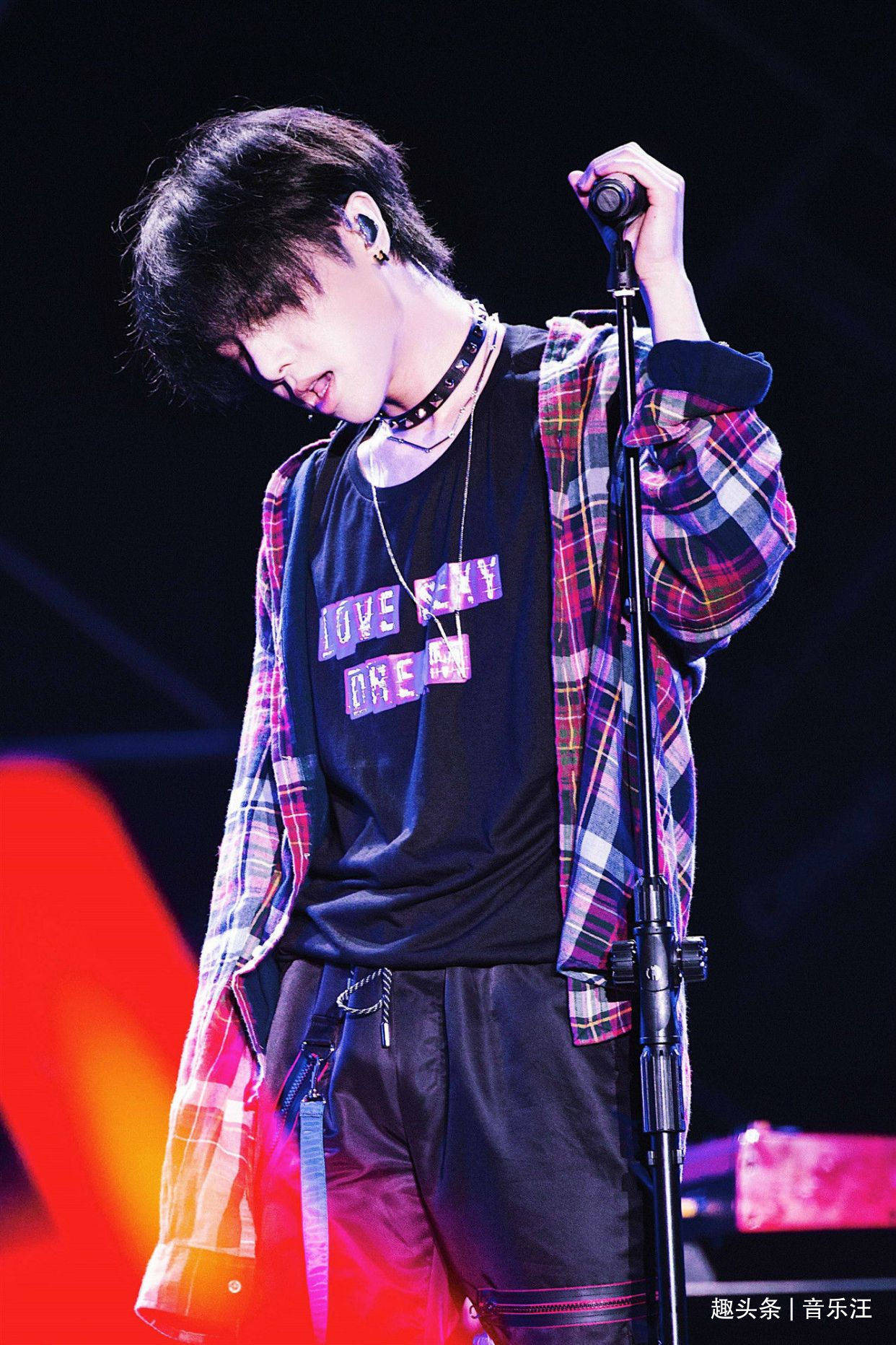 华晨宇合约到期,天娱"最大摇钱树"迎来新生,眼下有两条路可选_歌坛