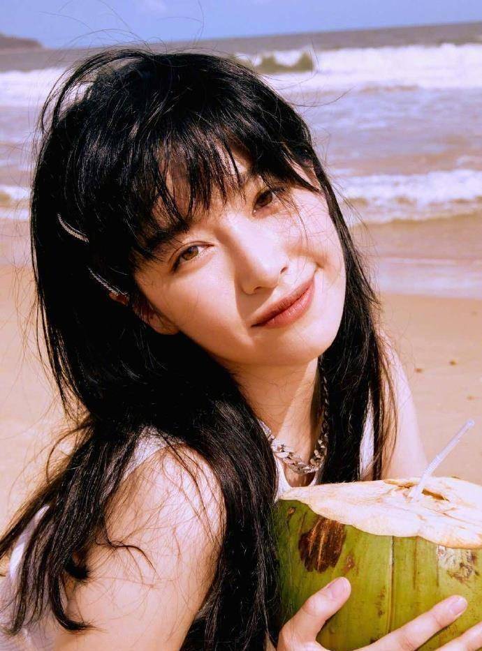 终于相信阚清子真是90斤了,当她穿上花苞裤,这"圆规腿"太真实!