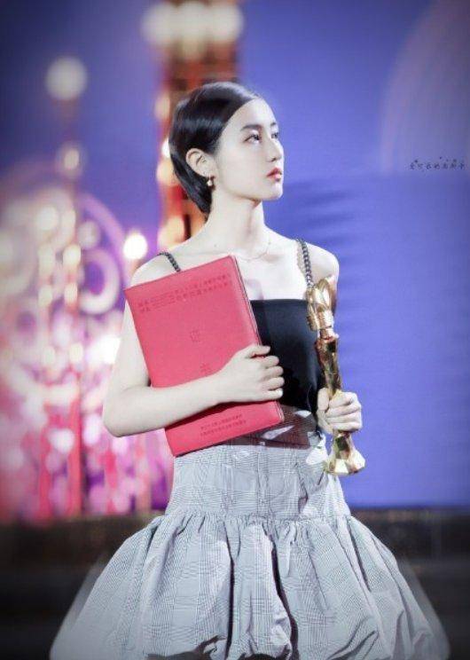 张子枫成最受传媒关注女主角,一身盛装领奖的她意气风发,太棒了_妹妹