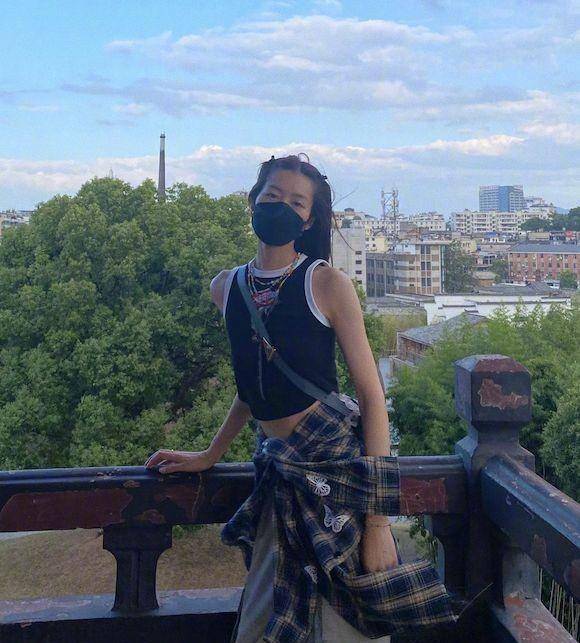 t台上的她冷酷霸道,现实生活中却非常搞笑.你喜欢这样的刘雯吗?