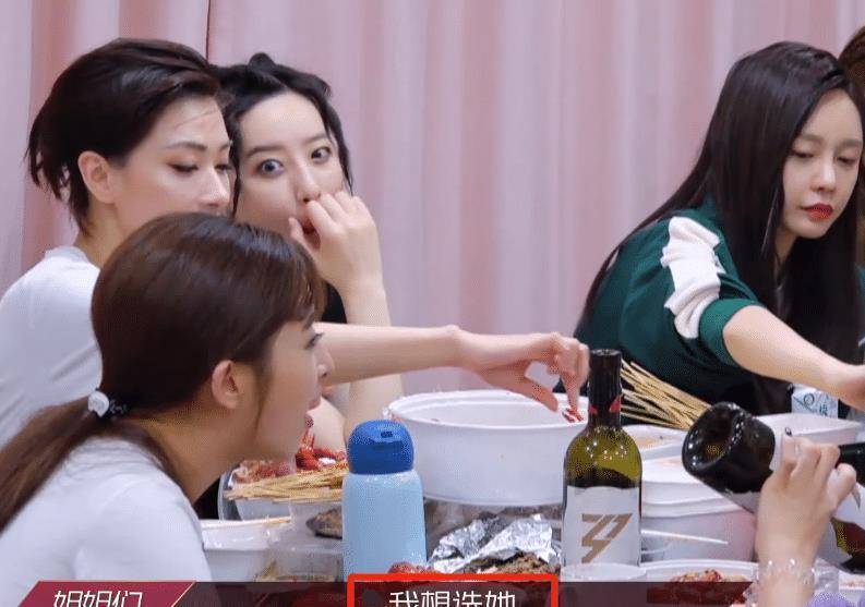 李斯丹妮节目直言喜欢帅的男孩子,看清姐姐们的反应,团宠无疑了_宁静