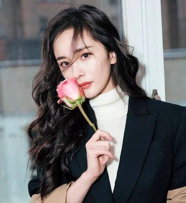 詹娜错把西装当裙穿!一旁的杨幂差太多!网友不买账!_漂亮_形象_问题