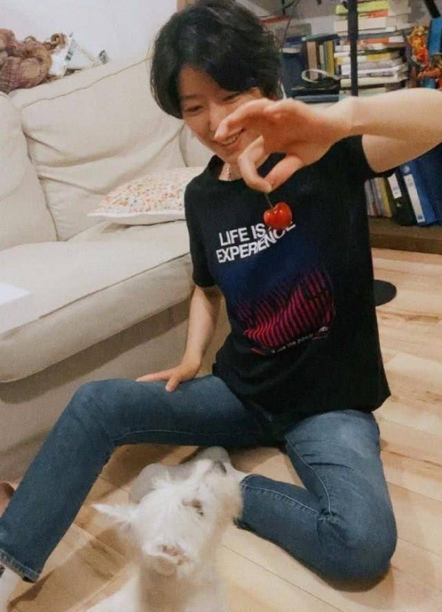 susie与眼镜男暗戳戳秀恩爱,大16岁李亚鹏疑出局_男子_社交_男友