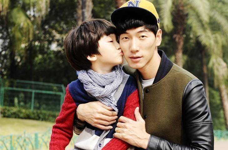 张亮晒出女儿照片,超大客厅自带落地窗,网友不关心孩子却关心猫_选择