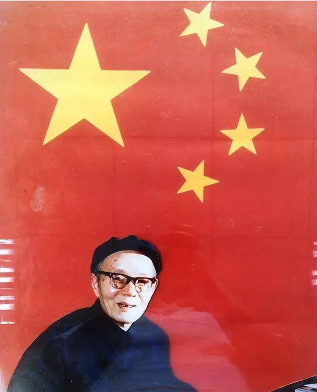 新中国国旗设计者,不是某位艺术家之手,而是一名小职员设计的_曾联松