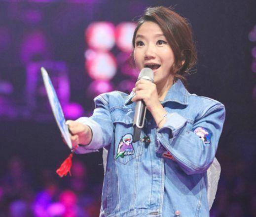 主持人问题太尴尬,张杰都不知道如何回答了,网友:没内涵!