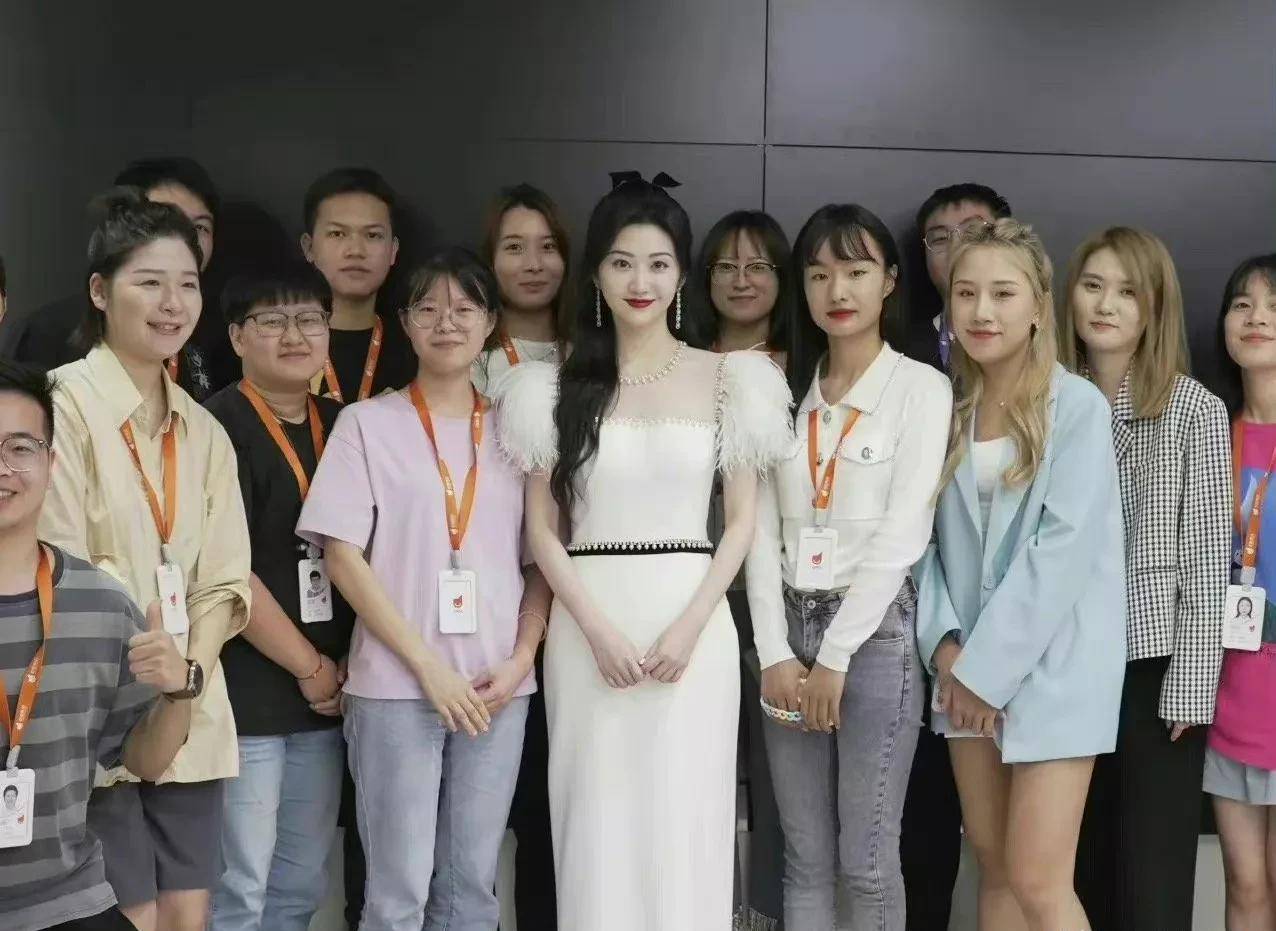 演员景甜和路人合照,白到发光,网友评论:我死三天都没这么白_景甜很