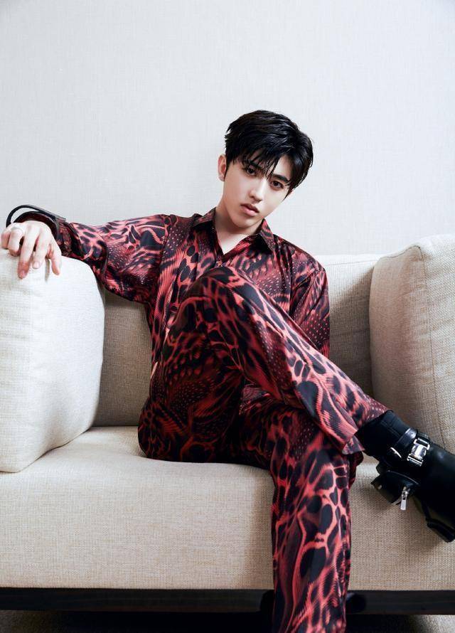 《青春有你2》蔡徐坤自嘲,主动照顾lisa,懂得开玩笑调动气氛_节目