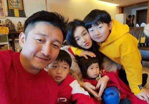 如今9岁的邹明轩通过不断的努力训练,进入国家马球队,不得不说他的确