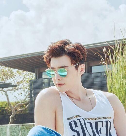 "花美男"李钟硕,肌肉身材帅气逼人,健身的人魅力十足_明星_工作_建议